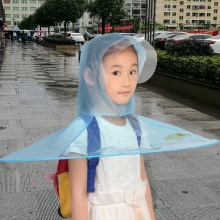 學生頭戴透明鬥篷雨帽